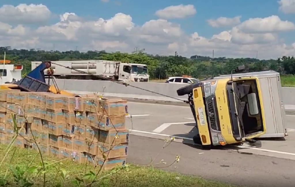 Truk Obat Rumput Terguling di Tol Semarang-Solo, Sopir dan Kernet Luka-Luka Truk Obat Rumput Terguling di Tol Semarang-Solo, Sopir dan Kernet Luka-Luka