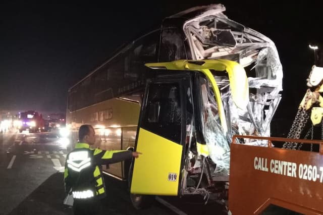 Kecelakaan Bus Study Tour Tabrak Truk Boks di Tol Cipali, 1 Orang Tewas 10 Penumpang Luka Kecelakaan Bus Study Tour Tabrak Truk Boks di Tol Cipali, 1 Orang Tewas 10 Penumpang Luka