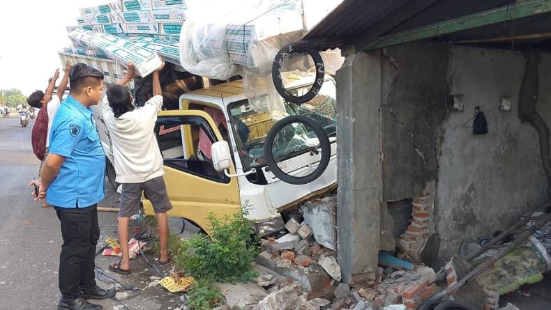 Kecelakaan di Jombang, Truk Hantam Pagar Rumah Warga Kecelakaan di Jombang, Truk Hantam Pagar Rumah Warga