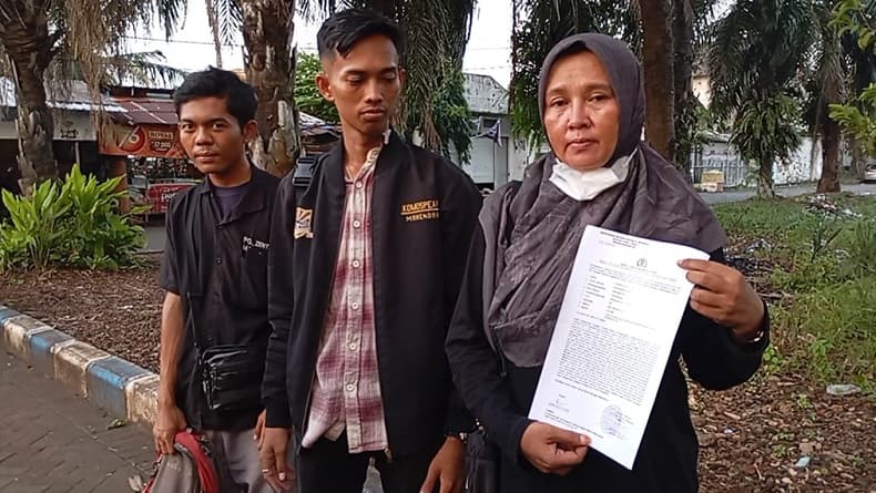 Dipukul Preman Terminal Bangkalan, Perempuan Penjaga Loket Karcis Bus Lapor Polisi Dipukul Preman Terminal Bangkalan, Perempuan Penjaga Loket Karcis Bus Lapor Polisi
