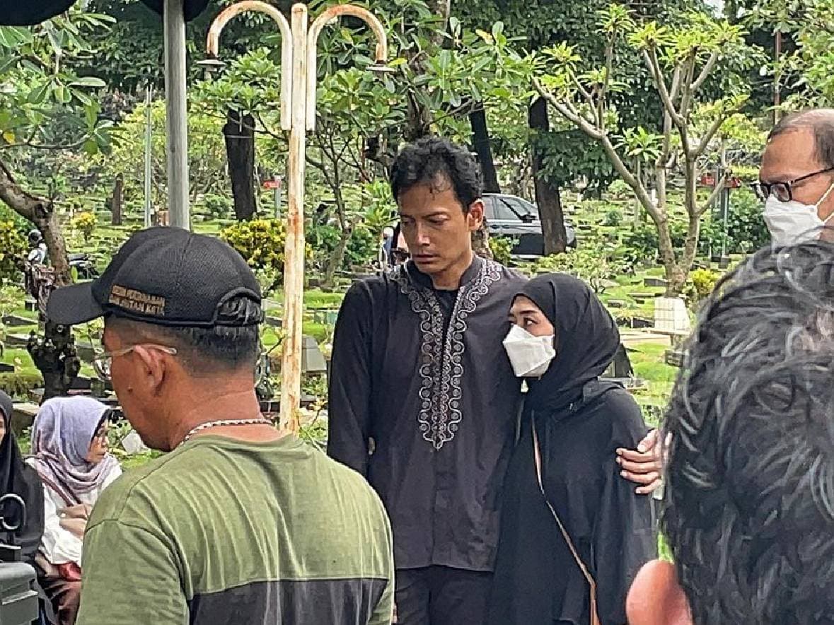 Tangis Fedi Nuril Pecah saat Makamkan Jenazah Ibunda Tercinta di TPU Karet Bivak Tangis Fedi Nuril Pecah saat Makamkan Jenazah Ibunda Tercinta di TPU Karet Bivak