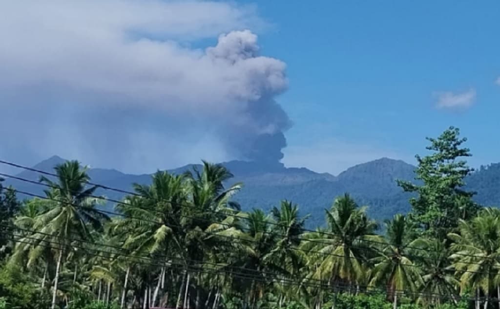 Gunung Dukono di Halmahera Utara 2 Kali Meletus Pagi Ini, Semburkan Abu Vulkanik Gunung Dukono di Halmahera Utara 2 Kali Meletus Pagi Ini, Semburkan Abu Vulkanik