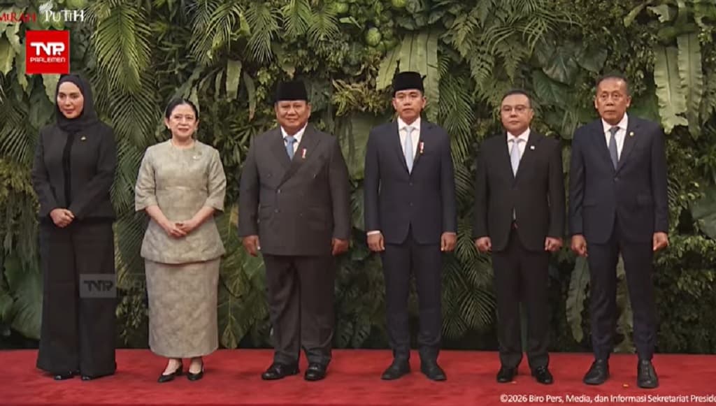 Momen Prabowo-Gibran dan Pimpinan DPR Berfoto Bersama jelang Sidang Paripurna Momen Prabowo-Gibran dan Pimpinan DPR Berfoto Bersama jelang Sidang Paripurna