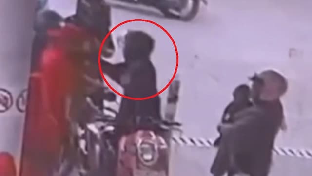 Kesal Mertua Ditegur Serobot Antrean, Pria di Makassar Aniaya Perempuan Petugas SPBU Kesal Mertua Ditegur Serobot Antrean, Pria di Makassar Aniaya Perempuan Petugas SPBU