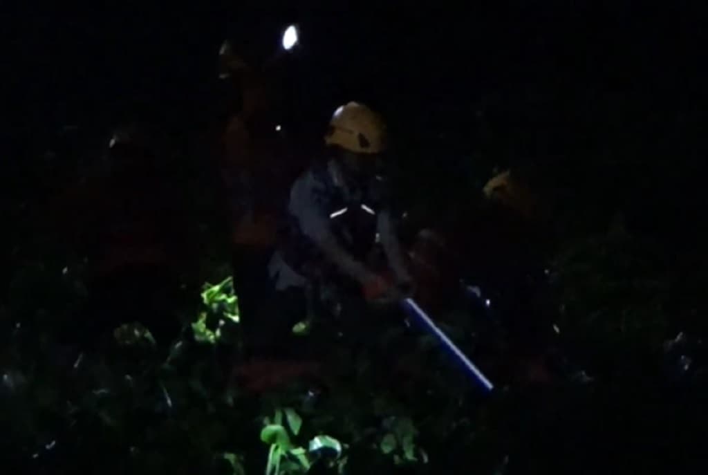 Terekam CCTV! 2 Pemuda Mabuk di Makassar Terjun ke Kanal, 1 Hilang Terseret Arus Terekam CCTV! 2 Pemuda Mabuk di Makassar Terjun ke Kanal, 1 Hilang Terseret Arus