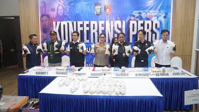 Polda Kepri Bongkar Penyelundupan 100.000 Benih Lobster Senilai Rp10 Miliar Polda Kepri Bongkar Penyelundupan 100.000 Benih Lobster Senilai Rp10 Miliar