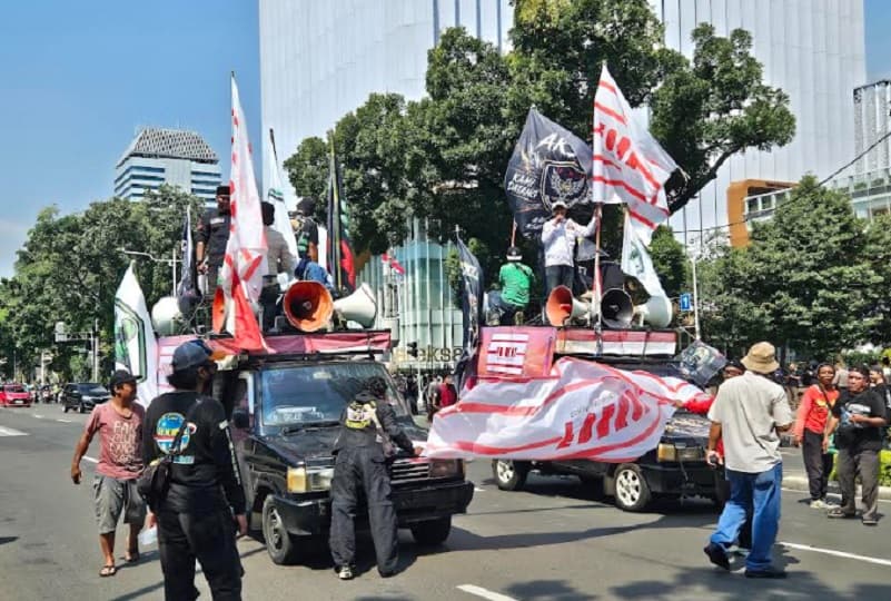 Massa Ojol Padati Kawasan Medan Merdeka Selatan, Polisi Tutup Sebagian Jalan Massa Ojol Padati Kawasan Medan Merdeka Selatan, Polisi Tutup Sebagian Jalan