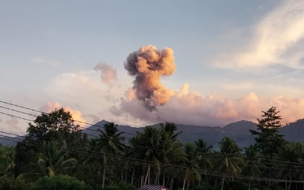 Erupsi Gunung Dukono Sore Ini, Semburkan Abu Vulkanik 1.600 Meter Erupsi Gunung Dukono Sore Ini, Semburkan Abu Vulkanik 1.600 Meter