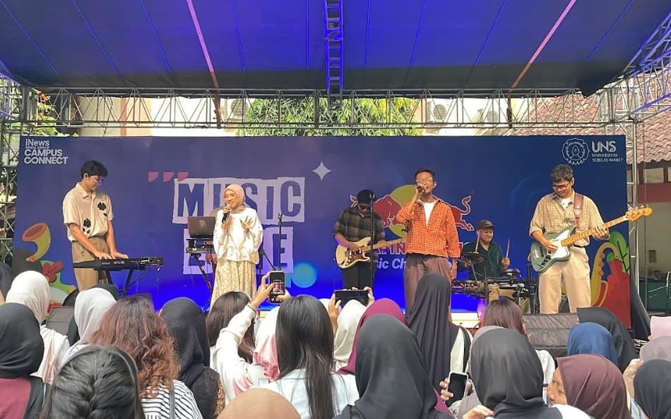 Penuh Keceriaan, Traffic Jam Tutup Music Zone iNews Media Group Campus Connect di UNS Penuh Keceriaan, Traffic Jam Tutup Music Zone iNews Media Group Campus Connect di UNS
