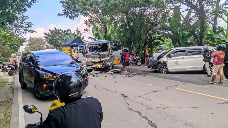 3 Kendaraan Tabrakan Beruntun di Bojonegoro, 4 Orang Dievakuasi ke RSUD Bojonegoro 3 Kendaraan Tabrakan Beruntun di Bojonegoro, 4 Orang Dievakuasi ke RSUD Bojonegoro