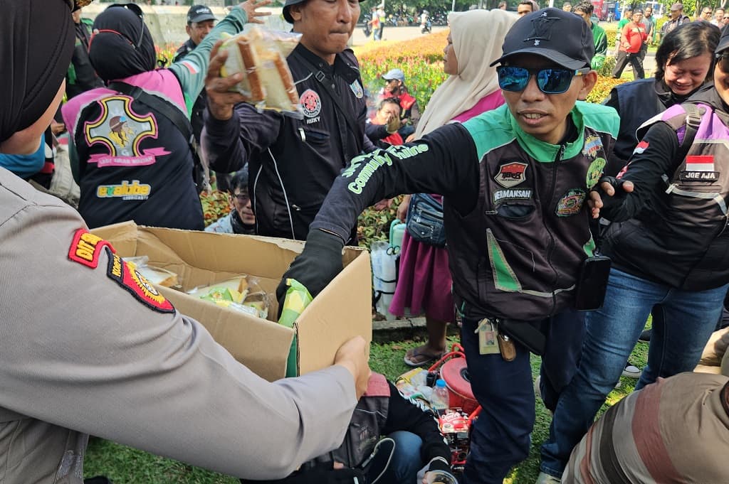 Momen Polisi Bagikan Air Mineral hingga Roti ke Massa Demo Ojol di Jakpus Momen Polisi Bagikan Air Mineral hingga Roti ke Massa Demo Ojol di Jakpus