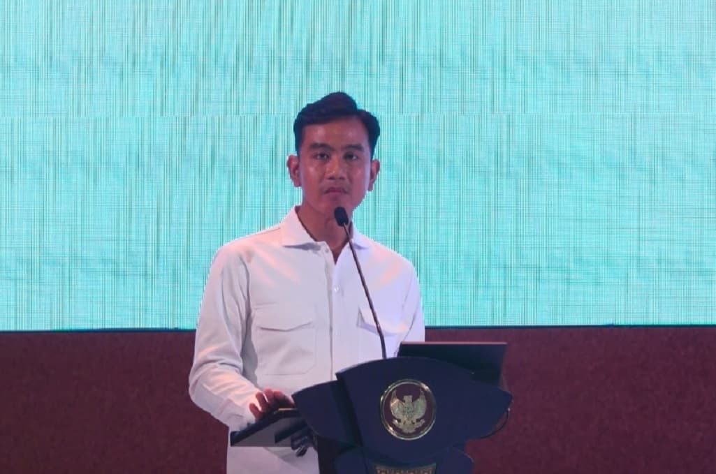 Gibran Ajak Anak Muda Bersatu Hadapi Tantangan Global: Pemerintah Tak Bisa Sendiri Gibran Ajak Anak Muda Bersatu Hadapi Tantangan Global: Pemerintah Tak Bisa Sendiri