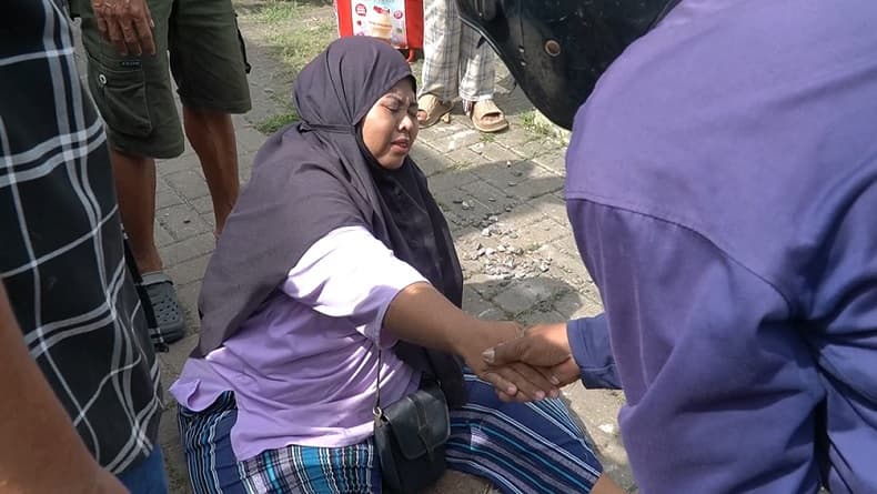 Kelelahan Menunggu Lama, Ibu di Cilegon Pingsan saat Antre Bansos Kelelahan Menunggu Lama, Ibu di Cilegon Pingsan saat Antre Bansos