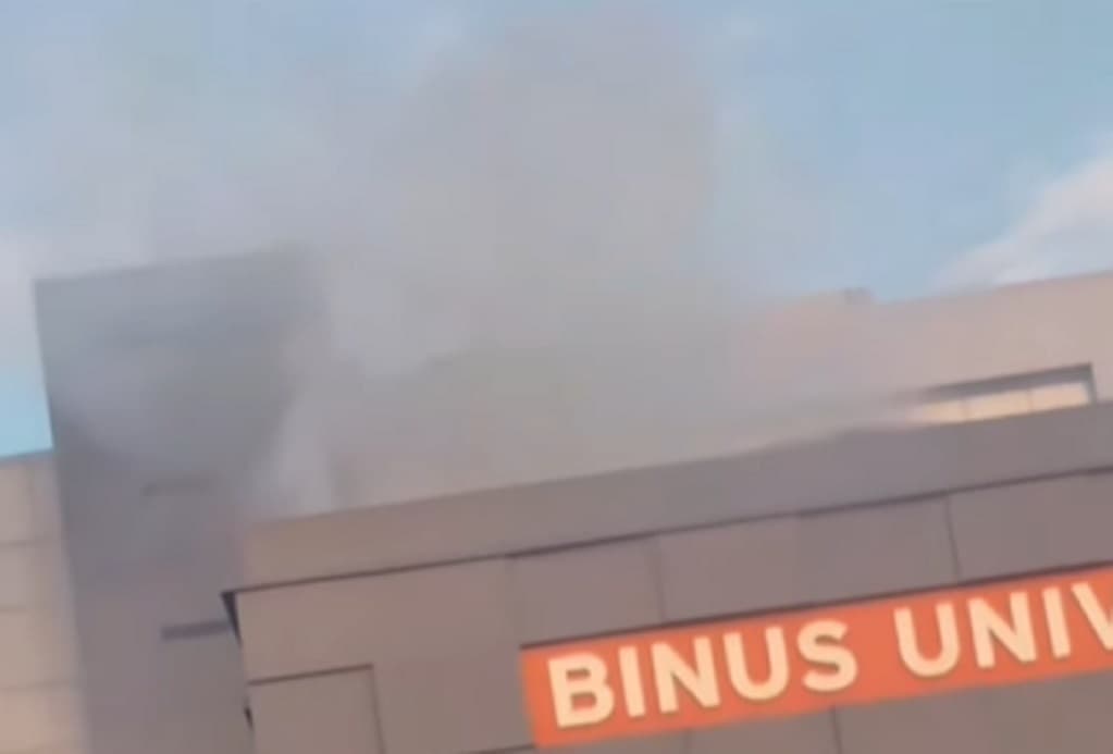 Kebakaran Auditorium Kampus Binus Jakbar, 55 Petugas Damkar Dikerahkan Kebakaran Auditorium Kampus Binus Jakbar, 55 Petugas Damkar Dikerahkan