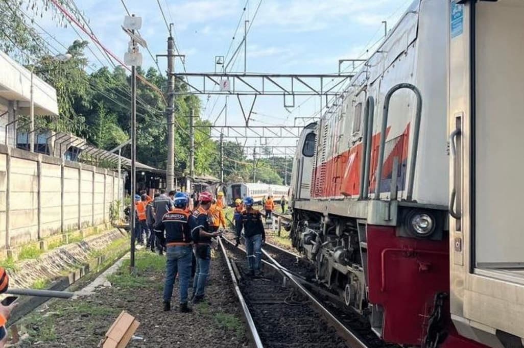 2 Kereta Anjlok di Dekat Stasiun Pasar Senen Jakarta, 6 Perjalanan KA Terlambat 2 Kereta Anjlok di Dekat Stasiun Pasar Senen Jakarta, 6 Perjalanan KA Terlambat