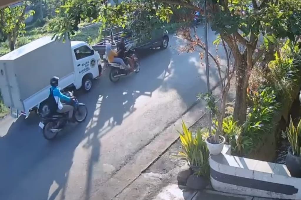 Terekam CCTV! Mobil Operasional MBG di Bondowoso Tabrak Pemotor hingga Terpental Terekam CCTV! Mobil Operasional MBG di Bondowoso Tabrak Pemotor hingga Terpental