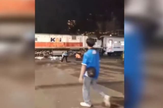 Viral Pemotor Lolos dari Maut usai Terobos Pelintasan di Bandung, Kereta sampai Rem Mendadak Viral Pemotor Lolos dari Maut usai Terobos Pelintasan di Bandung, Kereta sampai Rem Mendadak