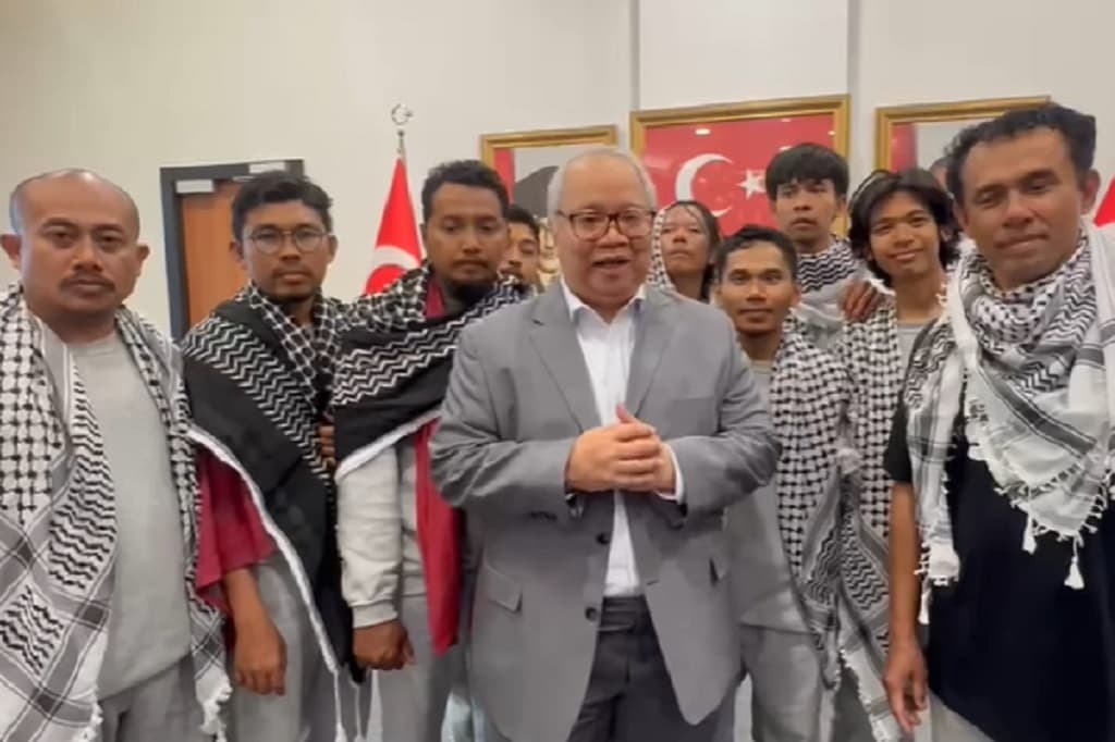 Momen 9 WNI Rombongan Global Sumud Flotilla Tiba di Turki usai Bebas dari Israel Momen 9 WNI Rombongan Global Sumud Flotilla Tiba di Turki usai Bebas dari Israel