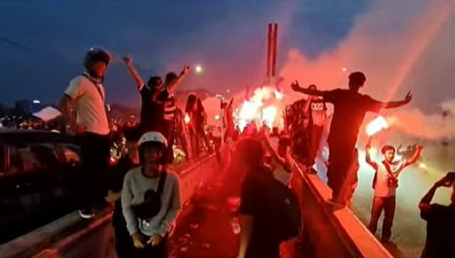 Bobotoh Mulai Padati Gedung Sate, Rayakan Hatrik Juara Persib 2026 Bobotoh Mulai Padati Gedung Sate, Rayakan Hatrik Juara Persib 2026