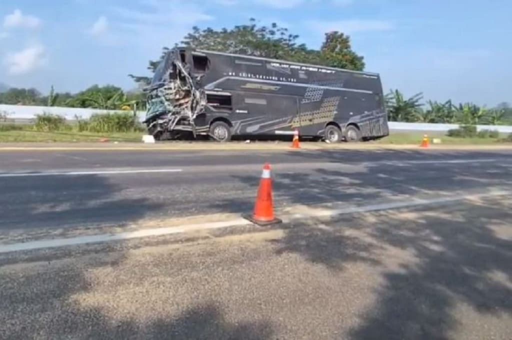 Kronologi Kecelakaan Tewaskan 1 Orang di Tol Cipali, Bus Oleng lalu Hantam Truk Kronologi Kecelakaan Tewaskan 1 Orang di Tol Cipali, Bus Oleng lalu Hantam Truk
