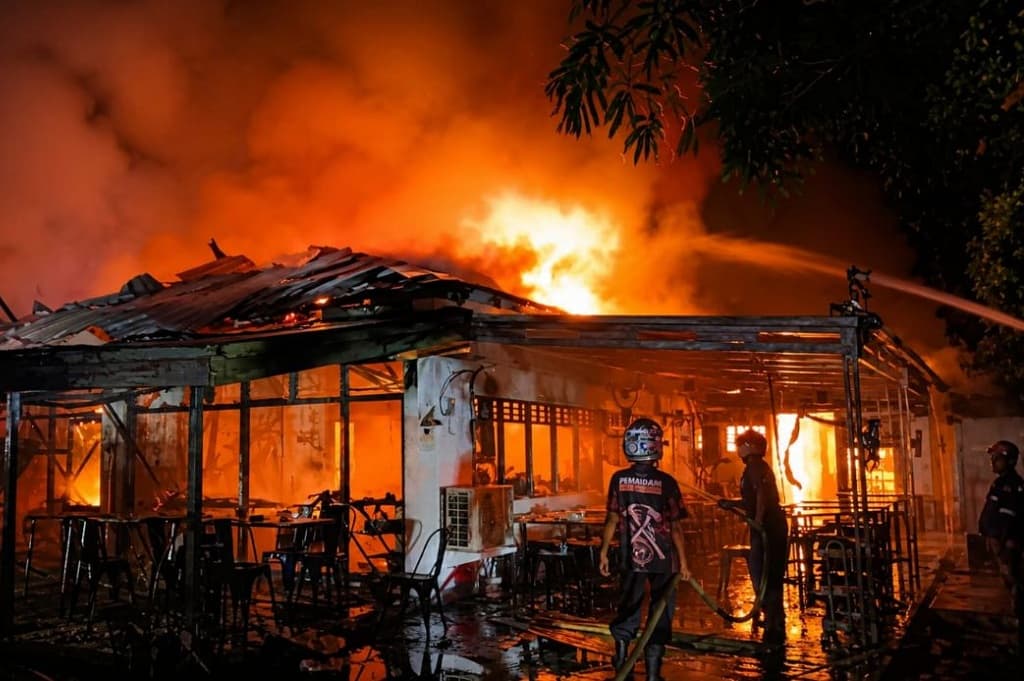 Kebakaran Kafe di Palangka Raya, Relawan Damkar Pingsan saat Bantu Padamkan Api Kebakaran Kafe di Palangka Raya, Relawan Damkar Pingsan saat Bantu Padamkan Api