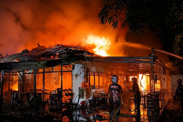 Kebakaran Kafe di Palangka Raya, Relawan Damkar Pingsan saat Bantu Padamkan Api Kebakaran Kafe di Palangka Raya, Relawan Damkar Pingsan saat Bantu Padamkan Api