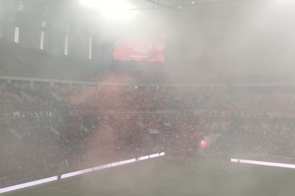 Laga Persija vs Semen Padang Dihentikan akibat Flare dan Petasan, Spanduk The Jakmania Jadi Sorotan Laga Persija vs Semen Padang Dihentikan akibat Flare dan Petasan, Spanduk The Jakmania Jadi Sorotan
