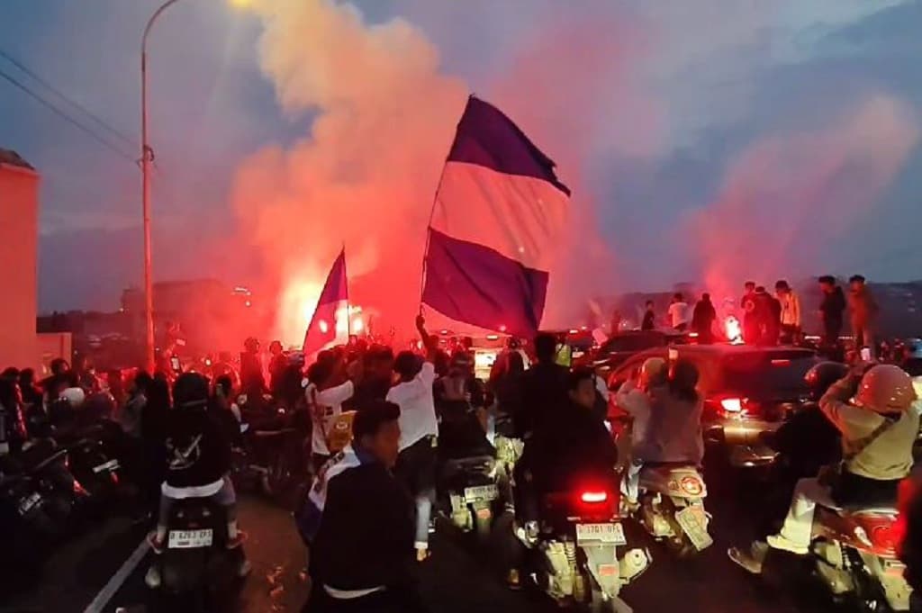 Ribuan Bobotoh Padati Flyover Pasupati, Rayakan Persib Juara Liga 3 Kali Beruntun Ribuan Bobotoh Padati Flyover Pasupati, Rayakan Persib Juara Liga 3 Kali Beruntun