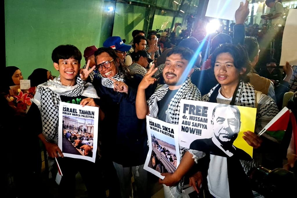 Momen 9 WNI yang Sempat Diculik Israel Tiba di Soetta, Disambut Gema Free Palestine Momen 9 WNI yang Sempat Diculik Israel Tiba di Soetta, Disambut Gema Free Palestine