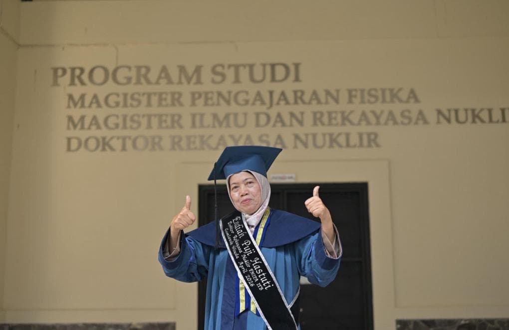 Inspiratif! Peneliti Ini Raih Gelar Doktor ITB di Usia 62 Tahun Inspiratif! Peneliti Ini Raih Gelar Doktor ITB di Usia 62 Tahun