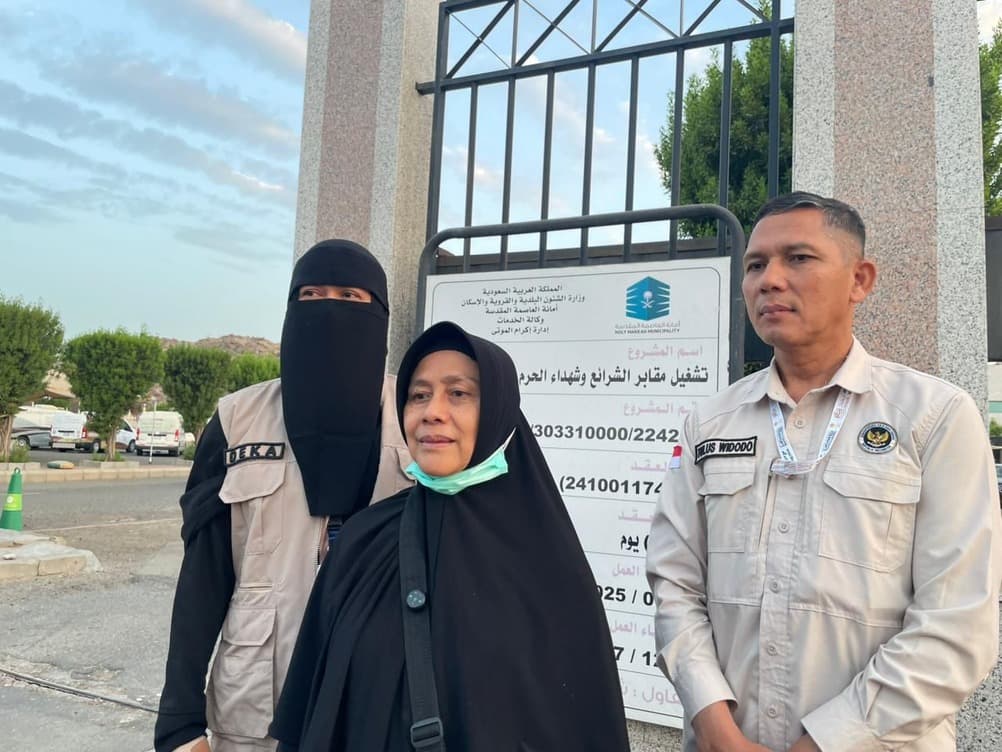 Kisah Haru Istri Jemaah Haji yang Hilang Sepekan di Tanah Suci: Ikut Cari Suami, Kini Ikhlas Melepasnya Kisah Haru Istri Jemaah Haji yang Hilang Sepekan di Tanah Suci: Ikut Cari Suami, Kini Ikhlas Melepasnya
