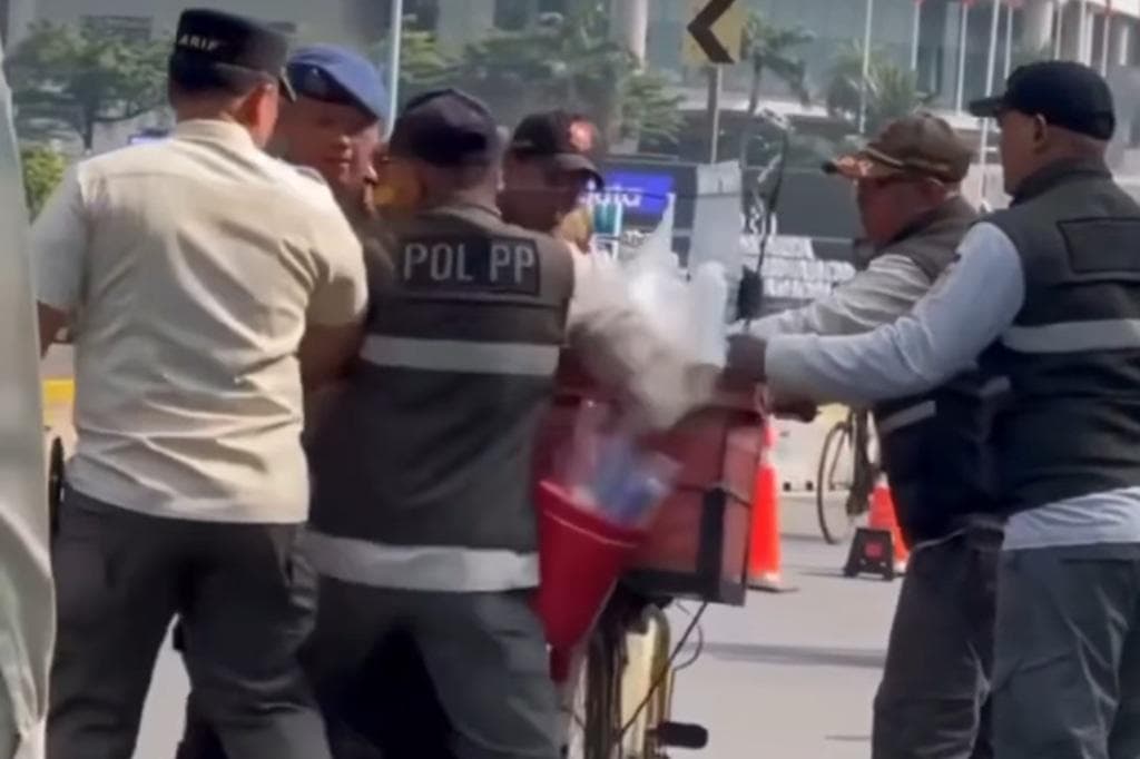 Viral Penindakan Penjual Es Krim di CFD Tuai Reaksi Netizen, Satpol PP DKI Minta Maaf Viral Penindakan Penjual Es Krim di CFD Tuai Reaksi Netizen, Satpol PP DKI Minta Maaf