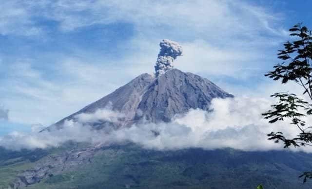 Gunung Semeru 2 Kali Erupsi Siang Ini, Muntahkan Abu Vulkanik 1.000 Meter Gunung Semeru 2 Kali Erupsi Siang Ini, Muntahkan Abu Vulkanik 1.000 Meter