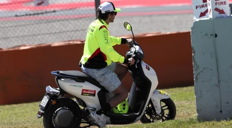 Valentino Rossi Pamer Kesaktian di Pinggir Lintasan! Pembalap MotoGP Melongo Valentino Rossi Pamer Kesaktian di Pinggir Lintasan! Pembalap MotoGP Melongo