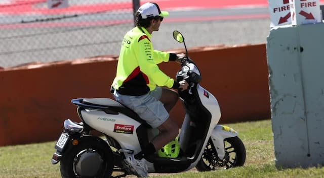 Valentino Rossi Pamer Kesaktian di Pinggir Lintasan! Pembalap MotoGP Melongo Valentino Rossi Pamer Kesaktian di Pinggir Lintasan! Pembalap MotoGP Melongo