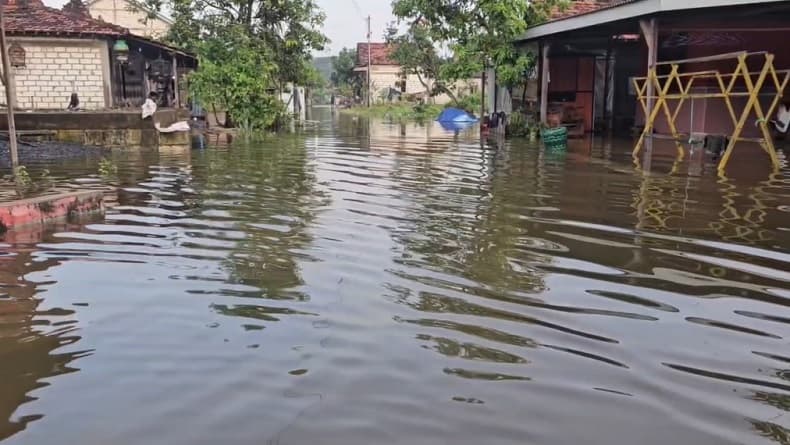 Hujan Deras dan Tanggul Jebol, Ratusan Rumah di Pati Terendam Banjir Hujan Deras dan Tanggul Jebol, Ratusan Rumah di Pati Terendam Banjir