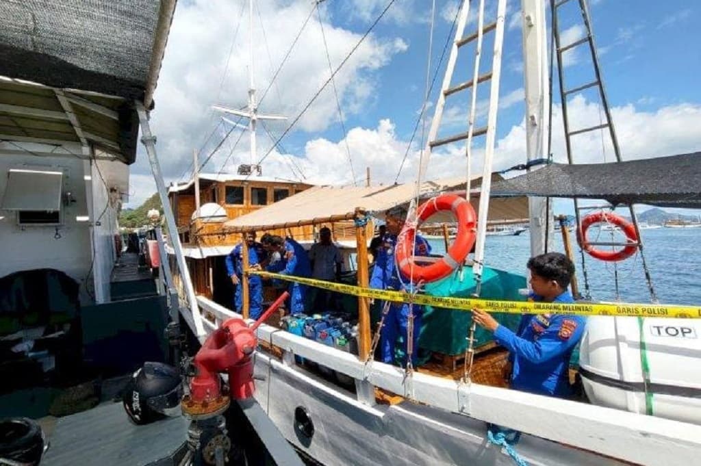 Kapal Phinisi di Labuan Bajo Diamankan Polisi, Diduga Angkut Solar Subsidi Ilegal Kapal Phinisi di Labuan Bajo Diamankan Polisi, Diduga Angkut Solar Subsidi Ilegal