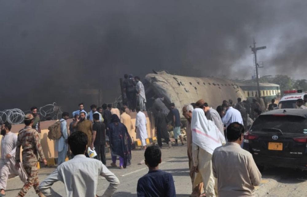 Brutal! Kereta Api Bawa Tentara Pakistan Mudik Idul Adha Dibom, 24 Orang Tewas Brutal! Kereta Api Bawa Tentara Pakistan Mudik Idul Adha Dibom, 24 Orang Tewas