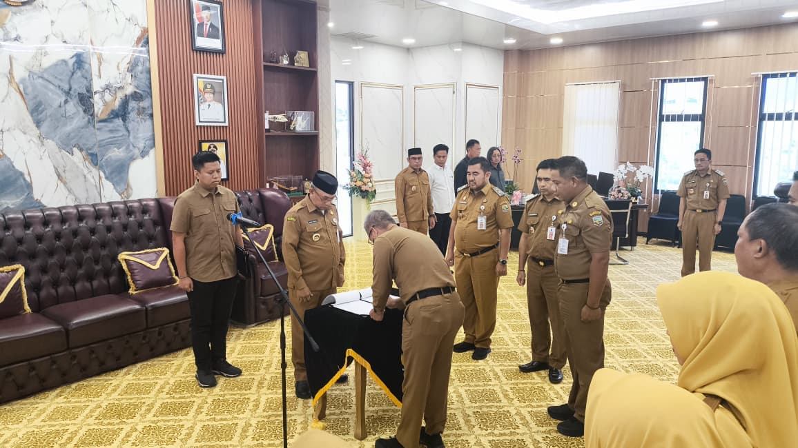 Bupati Rusli Lantik Sejumlah Pejabat di Lingkungan Pemkab Kotabaru Bupati Rusli Lantik Sejumlah Pejabat di Lingkungan Pemkab Kotabaru