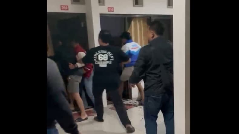 Tangkap Komplotan Curanmor, Polisi Dobrak Pintu dan Pecahkan Kaca Jendela Hotel di Cilacap Tangkap Komplotan Curanmor, Polisi Dobrak Pintu dan Pecahkan Kaca Jendela Hotel di Cilacap