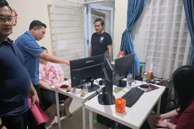 Polisi Gerebek Rumah Mewah Jadi Markas Judol di Batam, Omzet Sebulan Rp10 Miliar Polisi Gerebek Rumah Mewah Jadi Markas Judol di Batam, Omzet Sebulan Rp10 Miliar