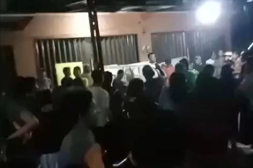 Kesal Banjir Terus Berulang, Warga Perumahan di Karawang Segel Kantor Developer Kesal Banjir Terus Berulang, Warga Perumahan di Karawang Segel Kantor Developer