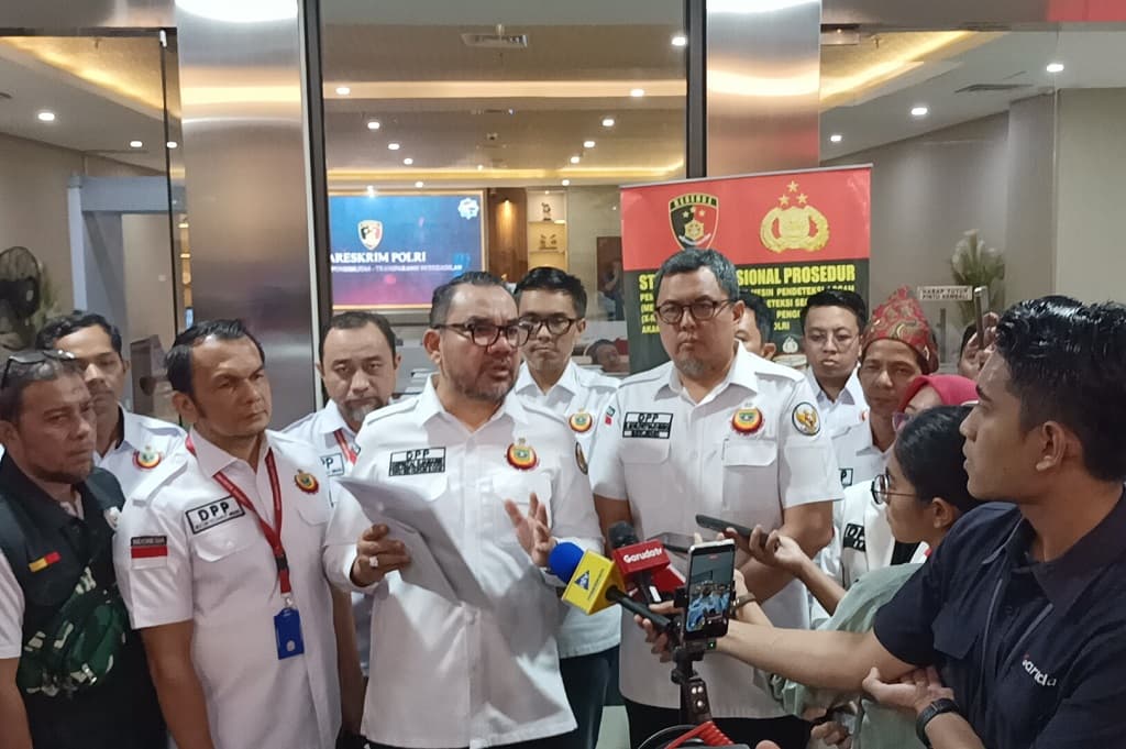Abu Janda Dilaporkan ke Bareskrim gegara Sebut Orang Sumbar Barbar dan Intoleran Abu Janda Dilaporkan ke Bareskrim gegara Sebut Orang Sumbar Barbar dan Intoleran