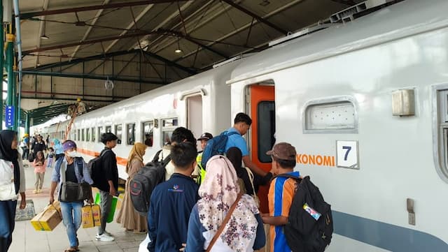 Puncak Arus Balik Libur Panjang, 41.534 Penumpang Kereta Tiba di Jakarta Puncak Arus Balik Libur Panjang, 41.534 Penumpang Kereta Tiba di Jakarta