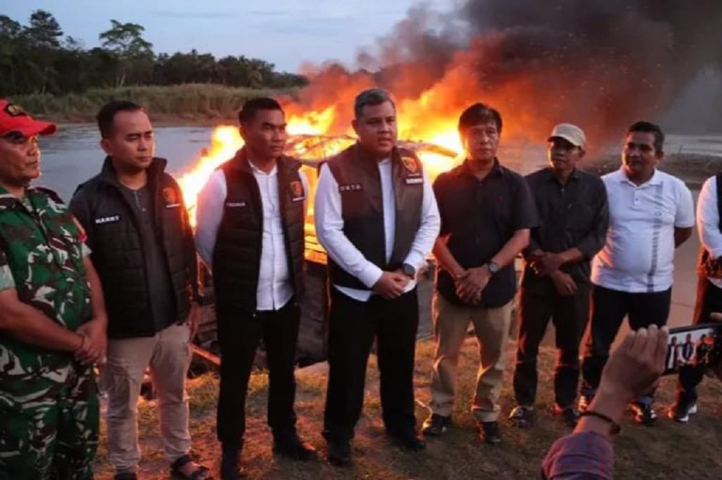 Tambang Ilegal di Sijunjung Sumbar Ditertibkan, 2 Kapal Penambang Dibakar Polisi Tambang Ilegal di Sijunjung Sumbar Ditertibkan, 2 Kapal Penambang Dibakar Polisi