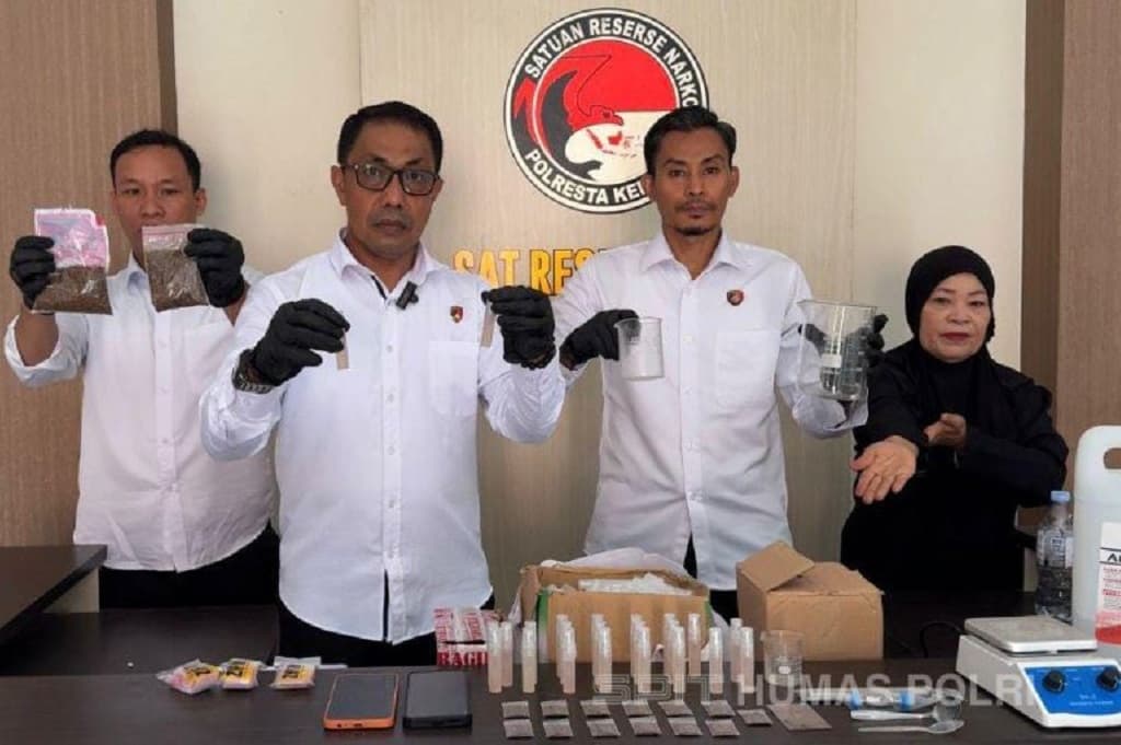 Polisi Bongkar Pabrik Tembakau Sintetis Rumahan di Kendari, 2 Orang Ditangkap Polisi Bongkar Pabrik Tembakau Sintetis Rumahan di Kendari, 2 Orang Ditangkap