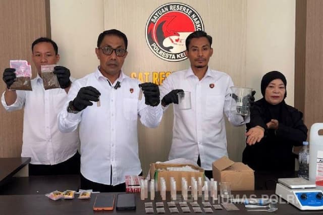 Polisi Bongkar Pabrik Tembakau Sintetis Rumahan di Kendari, 2 Orang Ditangkap Polisi Bongkar Pabrik Tembakau Sintetis Rumahan di Kendari, 2 Orang Ditangkap