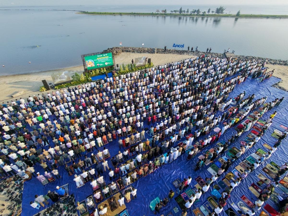 Ratusan Jemaah Salat Iduladha di Pantai Ancol Ratusan Jemaah Salat Iduladha di Pantai Ancol