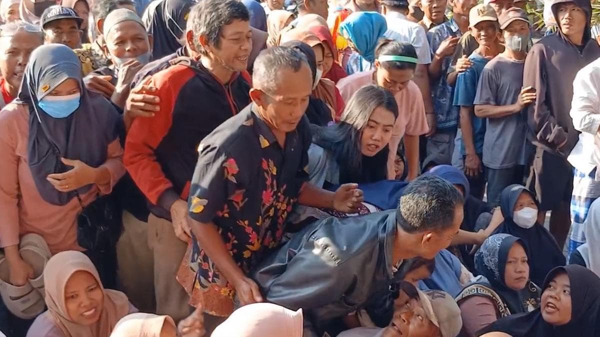 Antre Kupon Daging Kurban di Masjid Simpang Lima Purwodadi, Ribuan Warga Saling Dorong Antre Kupon Daging Kurban di Masjid Simpang Lima Purwodadi, Ribuan Warga Saling Dorong