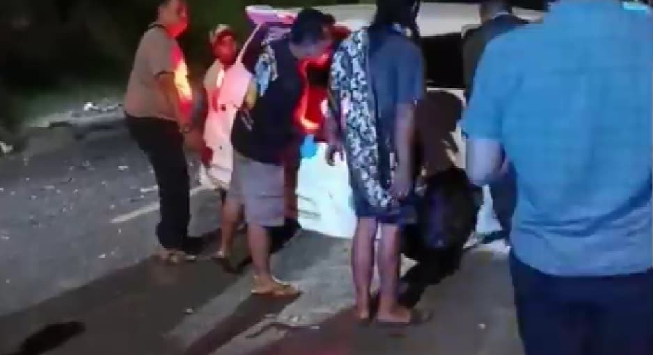 Diduga Sopir Mengantuk, Mobil Datsun Tabrakan dengan Truk di Jember Diduga Sopir Mengantuk, Mobil Datsun Tabrakan dengan Truk di Jember